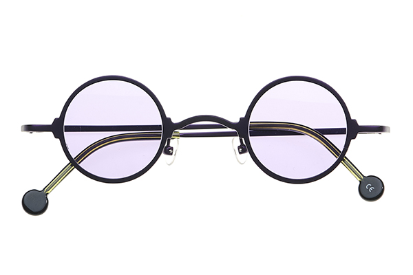 Product shot einer runden schwarzen Brille mit leicht violett getönten Gläsern der Marke L.A. Eyeworks