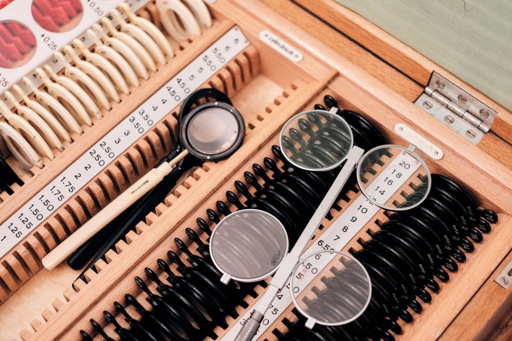 Optiker-Werkzeuge und Linsensätze in einem Holzetui